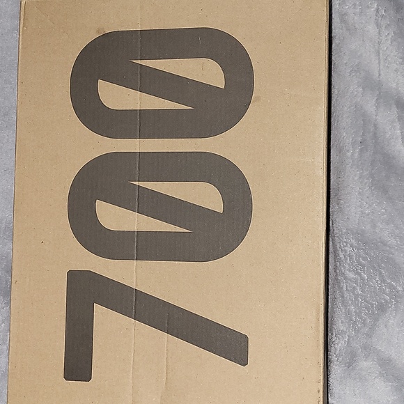 Yeezy 700 Wave Runner - Picture 2 of 5